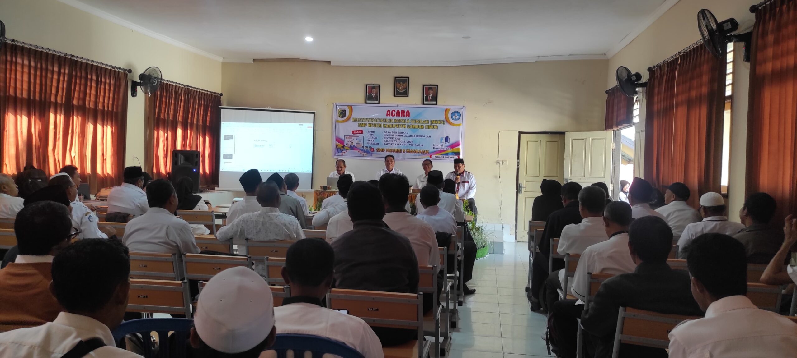 Sekolah tidak boleh menerima murid baru melebihi kuota yang ditetapkan Dinas Sekolah tidak boleh menerima murid baru melebihi kuota yang ditetapkan Dinas