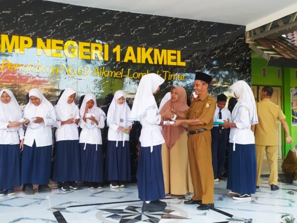 SMPN 1 Aikmel Bagikan 25 Kacamata Gratis untuk Siswa melalui Program Kolaboratif Kemenkes dan Mitra SMPN 1 Aikmel Bagikan 25 Kacamata Gratis untuk Siswa melalui Program Kolaboratif Kemenkes dan Mitra