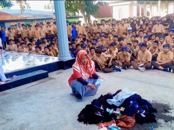 Jurnalistik Siswa - Razia Alat Kosmetik Jurnalistik Siswa - Razia Alat Kosmetik
