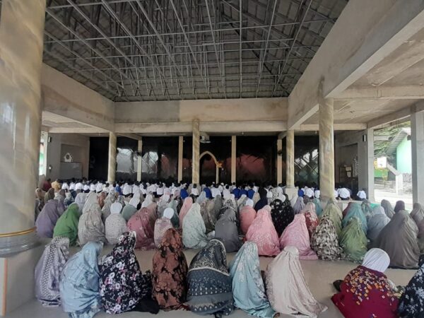 Jurnalistik siswa - Pembiasaan Shalat Berjama'ah di SMPN 1 Aikmel Jurnalistik siswa - Pembiasaan Shalat Berjama'ah di SMPN 1 Aikmel